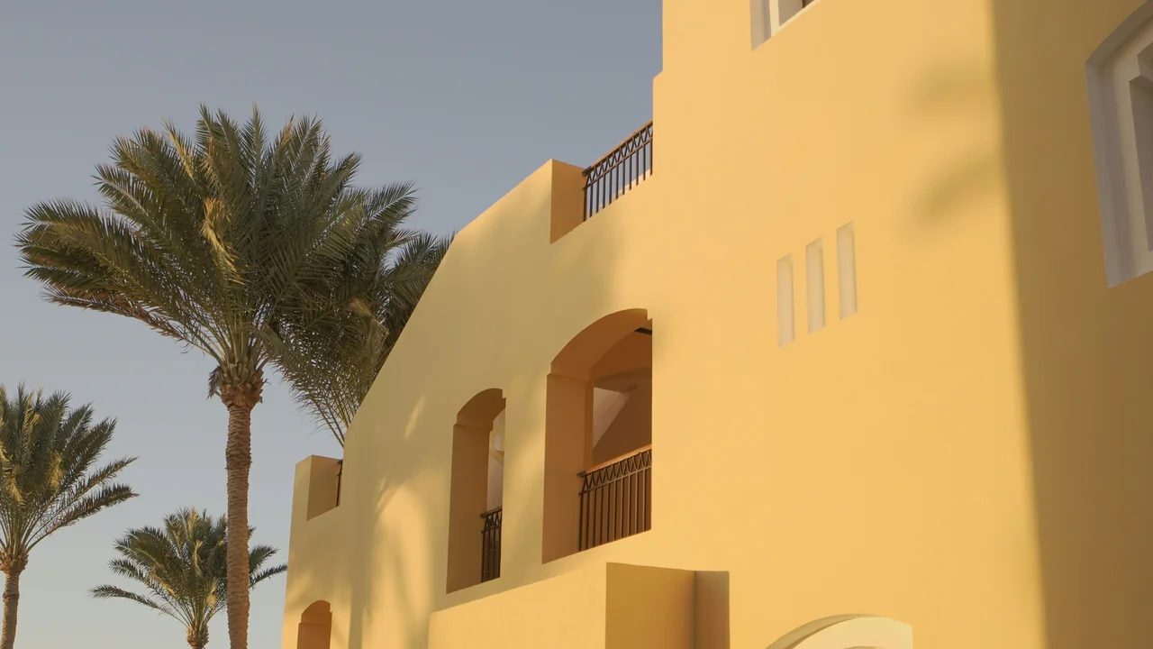 Gelbes Hotelgebäude mit Palmen bei Marsa Alam