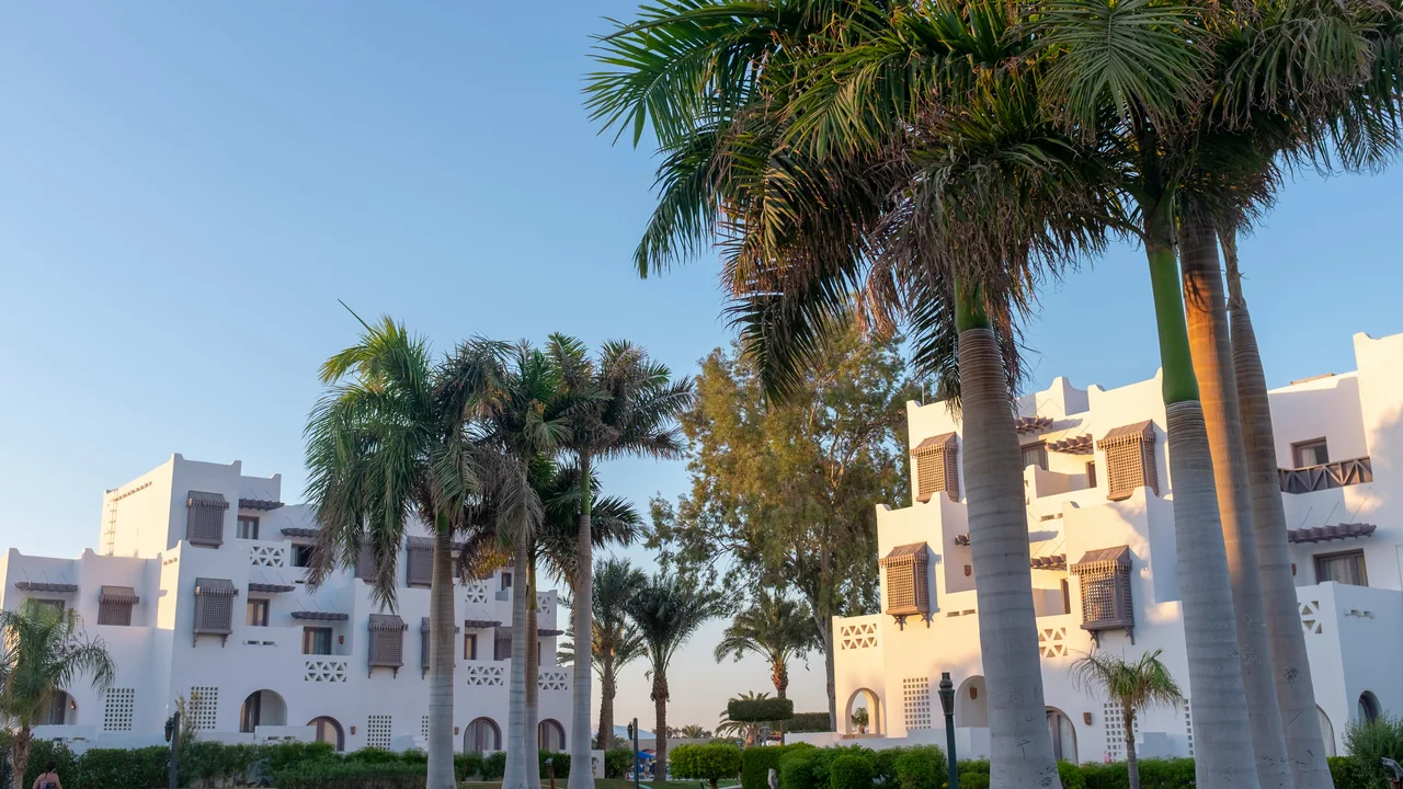Hotelanlage mit weißen Gebäuden und Palmen in Hurghada