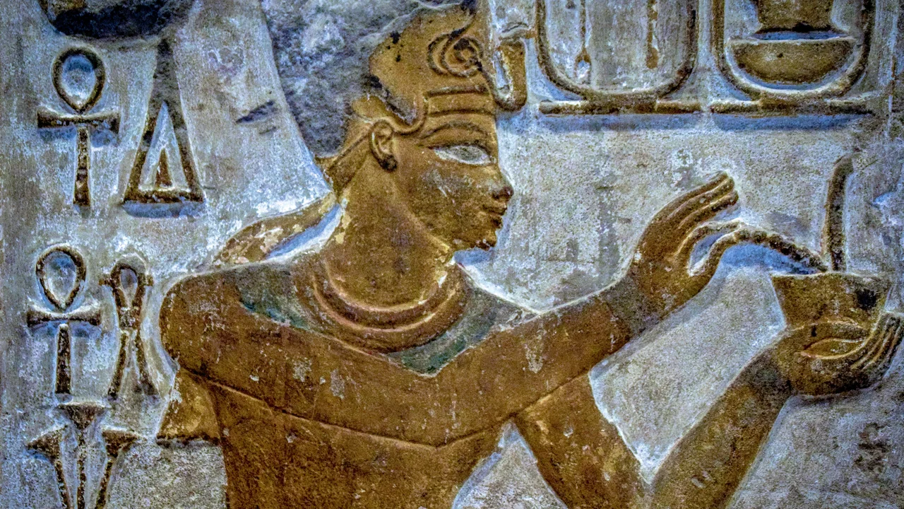 Altägyptisches Relief eines Königs mit Anch-Zeichen und Hieroglyphen