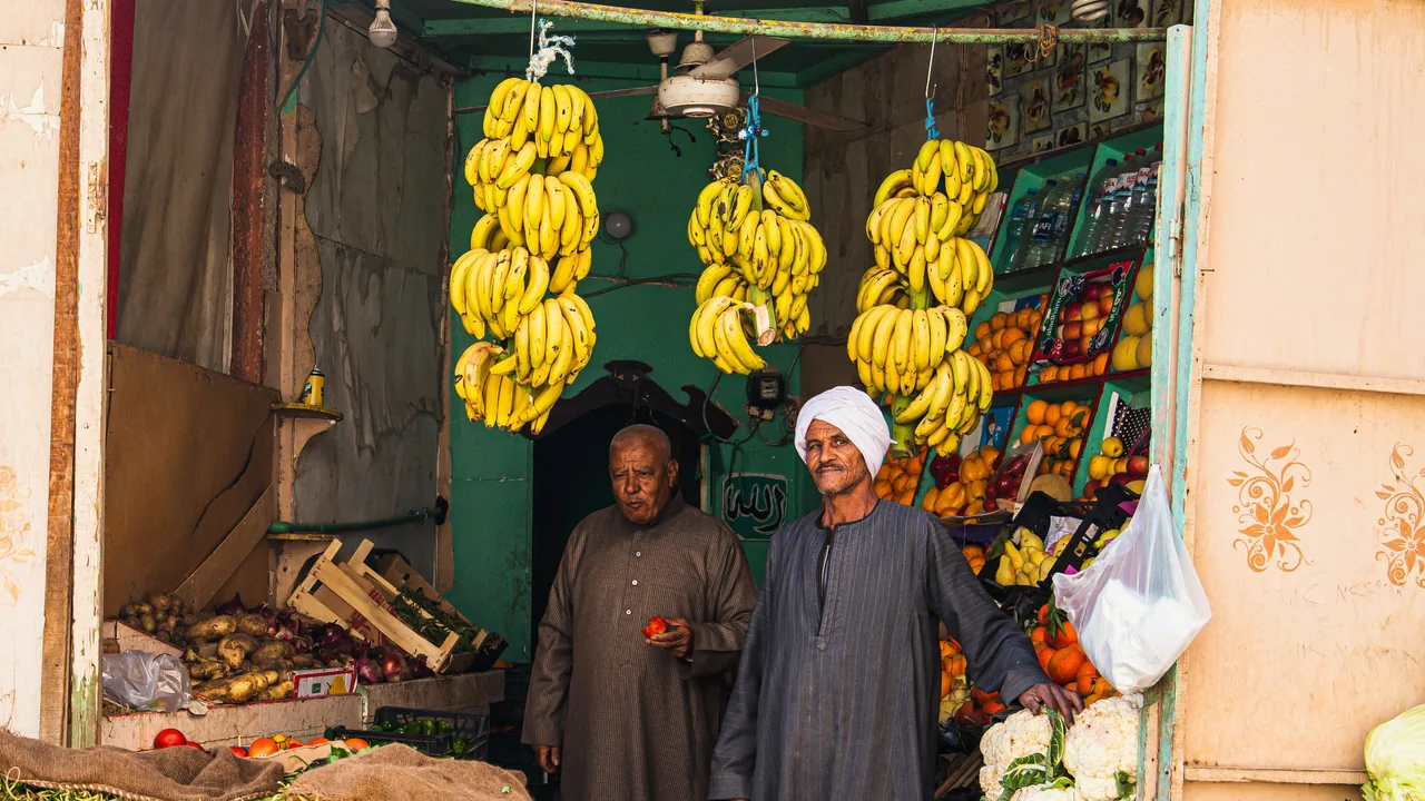 Obst- und Gemüsestand mit Verkäufern in Hurghada