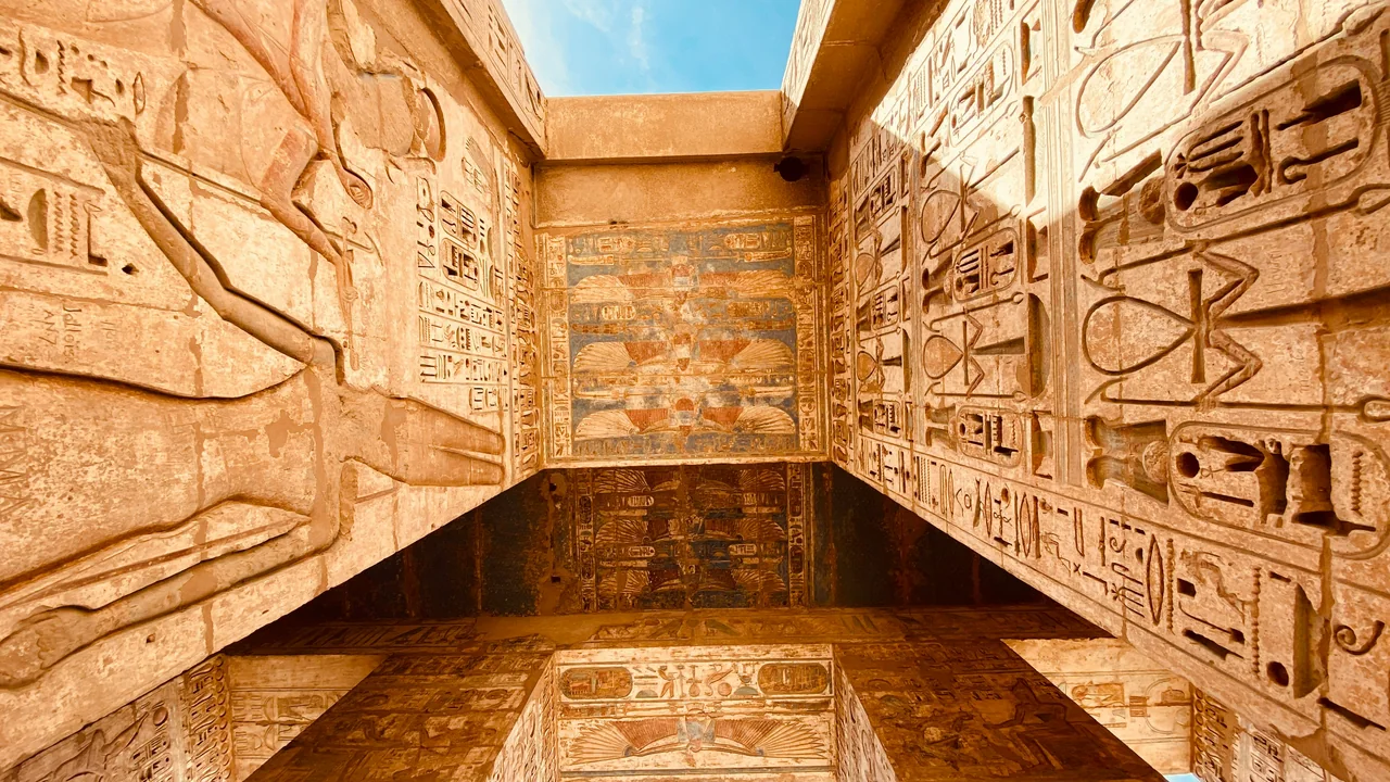 Tempelwände mit Reliefs und Hieroglyphen in der thebanischen Nekropole bei Luxor
