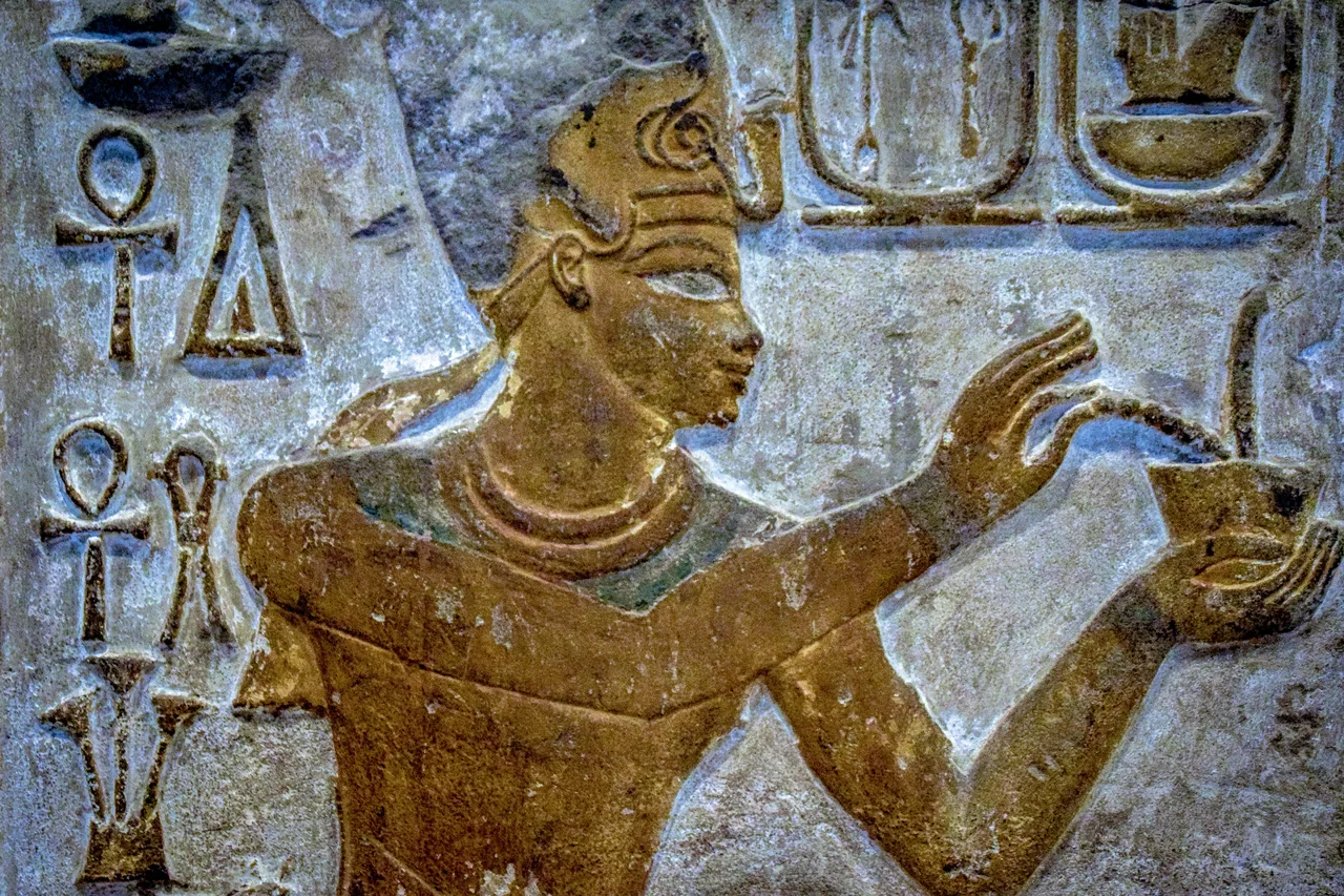 Relief eines Königs mit Hieroglyphen