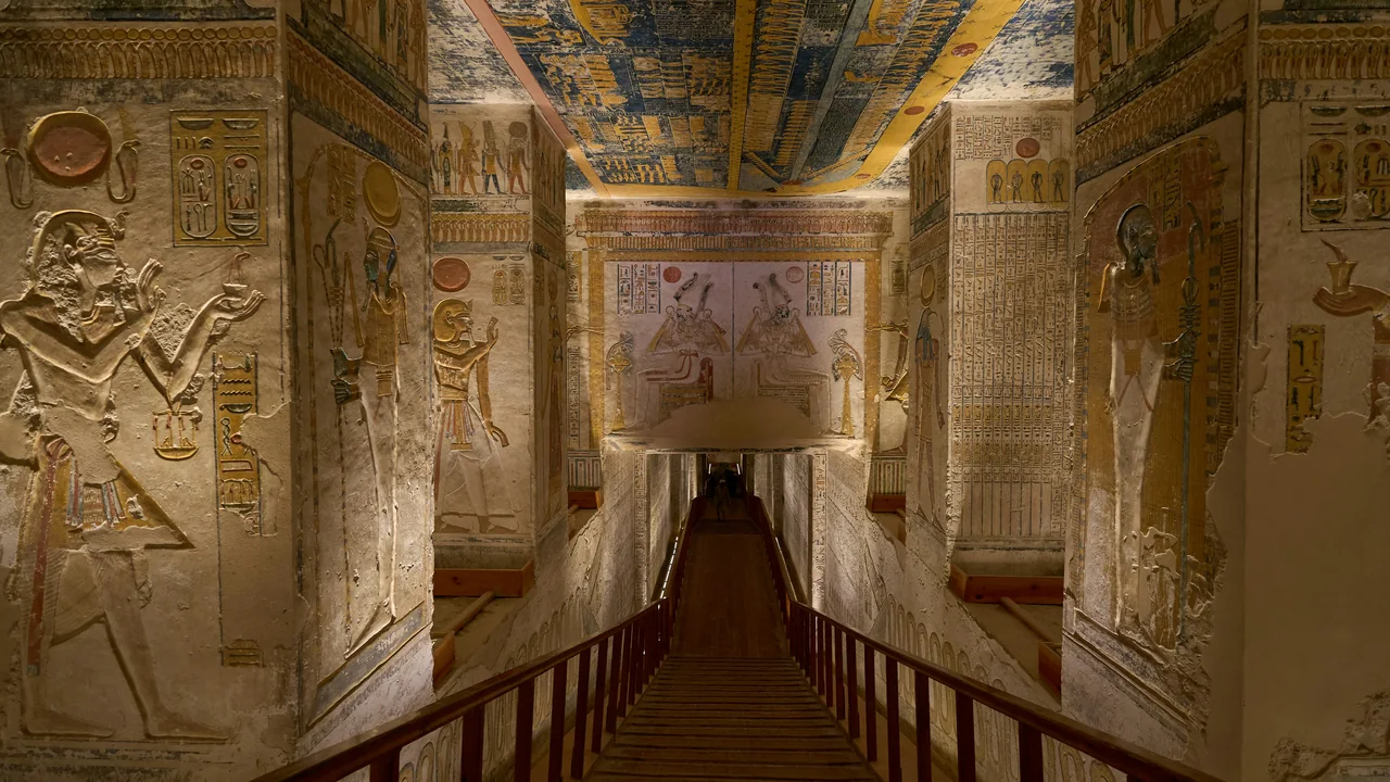 Bemalter Grabkorridor mit Treppe in einem Königsgrab bei Luxor