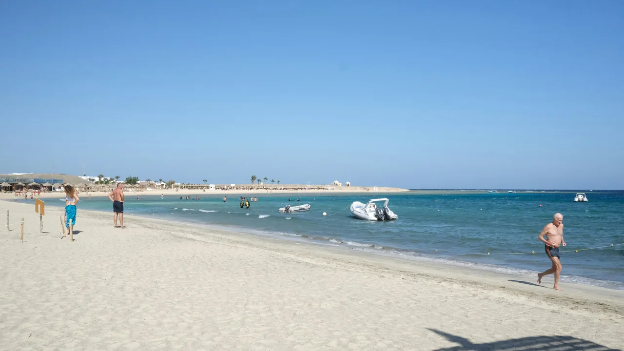 Breiter Sandstrand mit Badegästen am Meer bei Marsa Alam