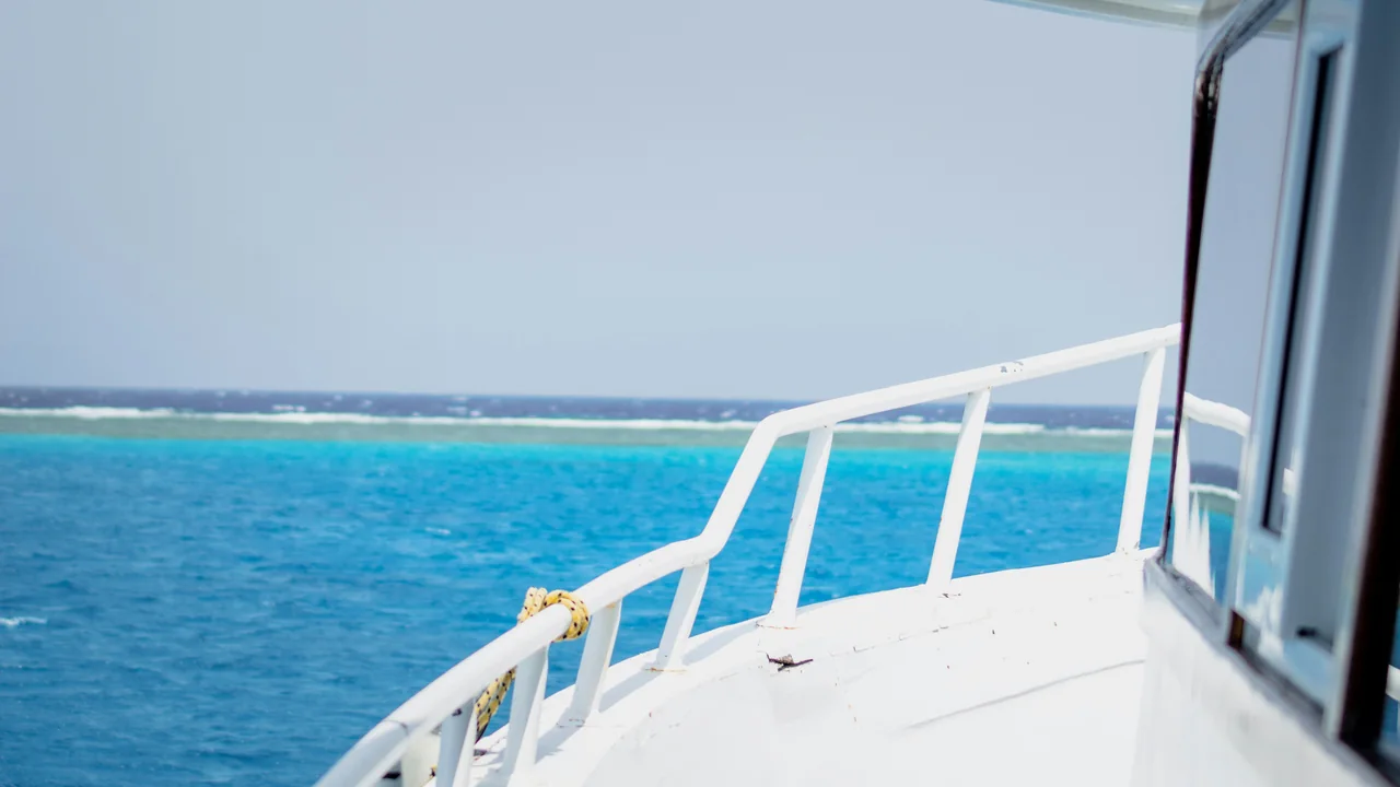 Bug eines Ausflugsboots über türkisfarbenem Wasser bei Marsa Alam