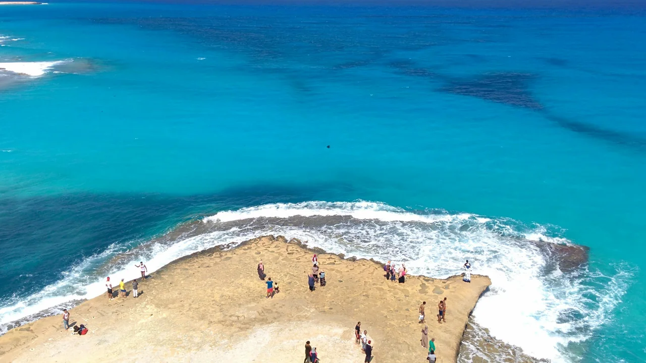 Mittelmeerküste bei Marsa Matruh mit Sandzunge und türkisfarbenem Wasser