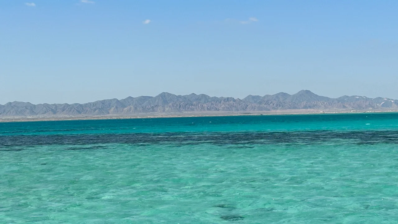 Boot auf türkisfarbenem Wasser vor der Küste von El Gouna