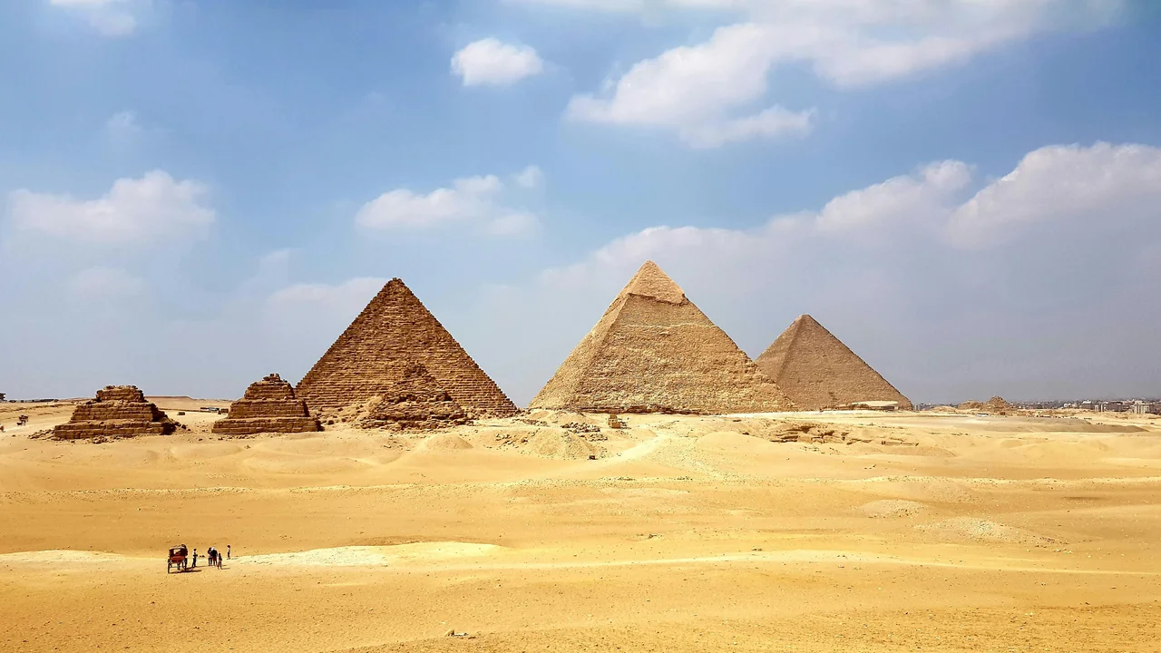 Die drei großen Pyramiden von Gizeh unter blauem Himmel