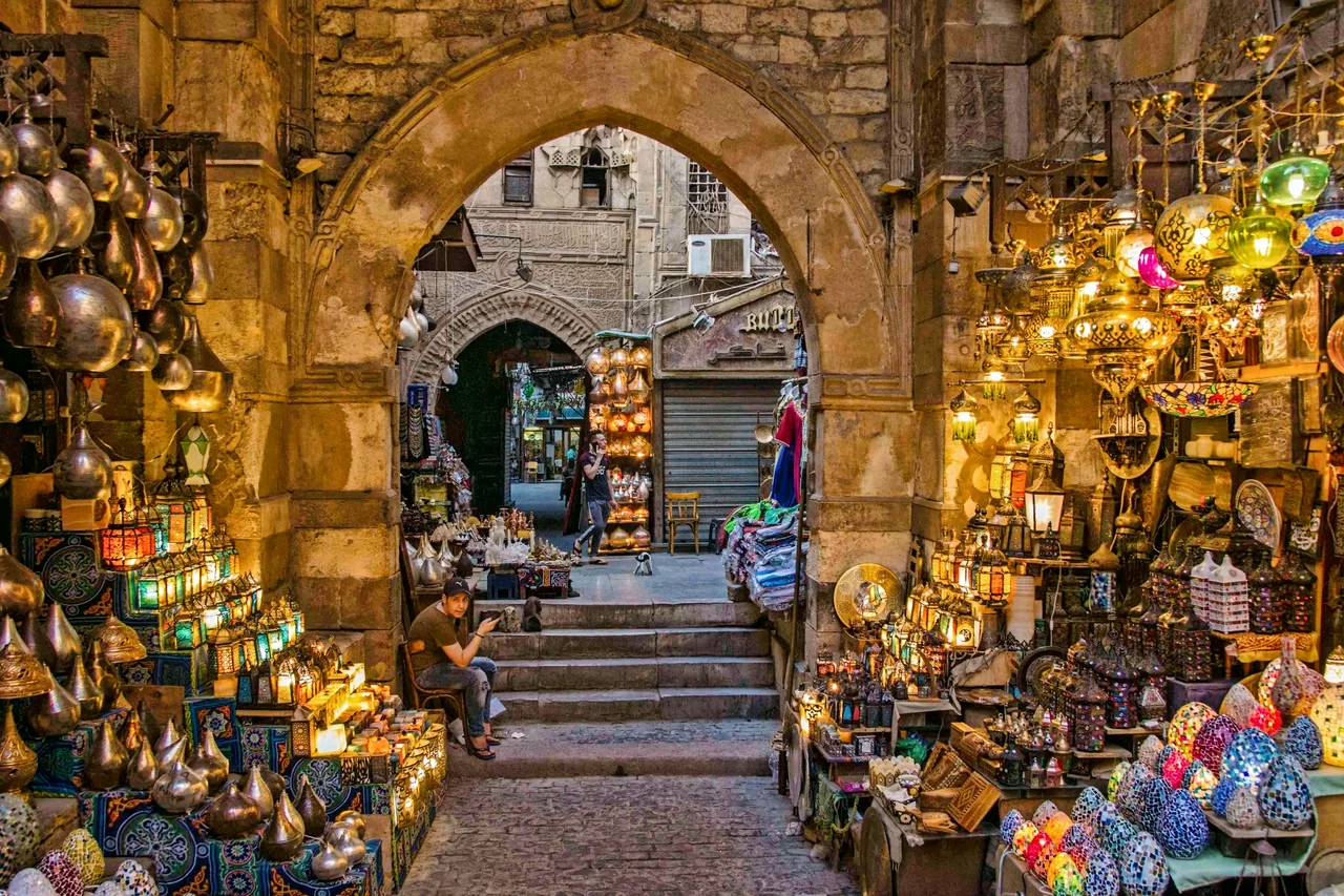 Gasse im Basar Khan el-Khalili in Kairo mit Lampen und Waren