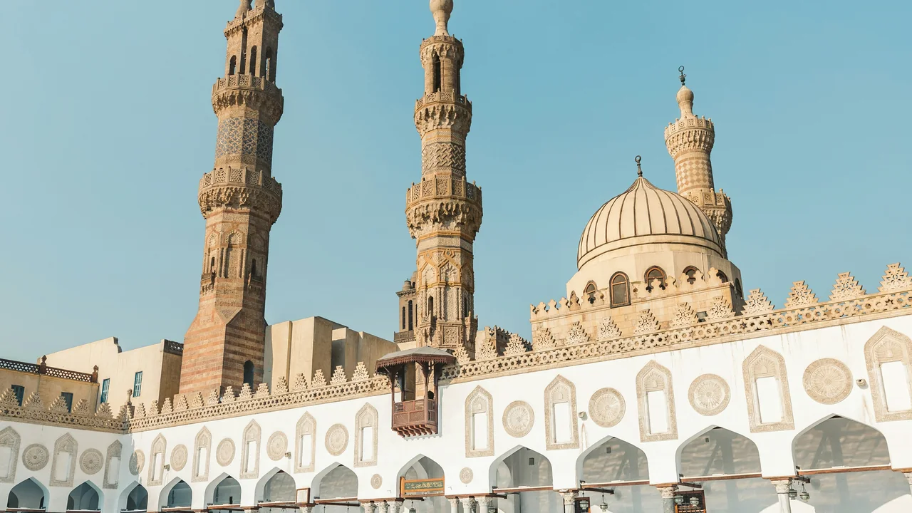 Innenhof der Al-Azhar-Moschee in Kairo mit Minaretten und Arkaden