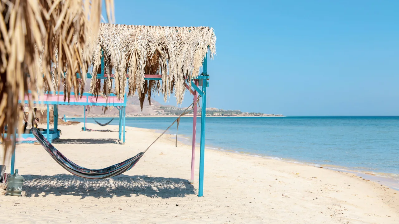 Hängematte unter einem Strohdach am Strand von Nuweiba
