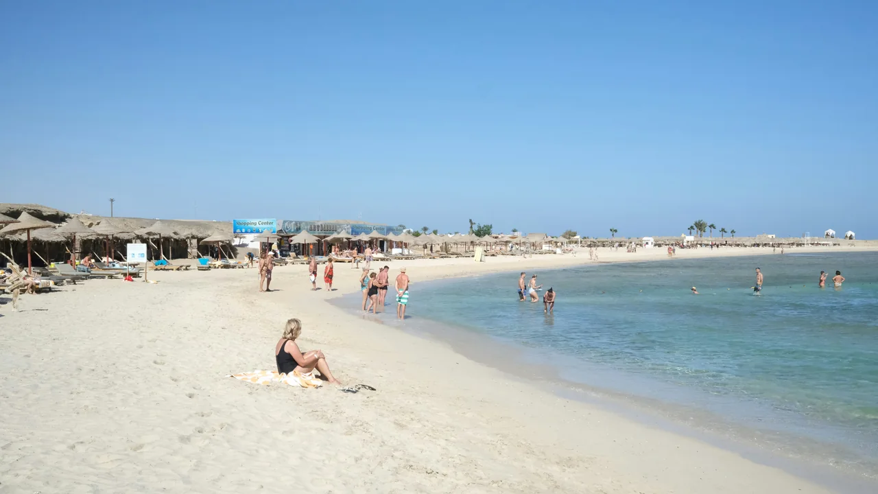 Familien und Badegäste an einem flachen Sandstrand bei Marsa Alam