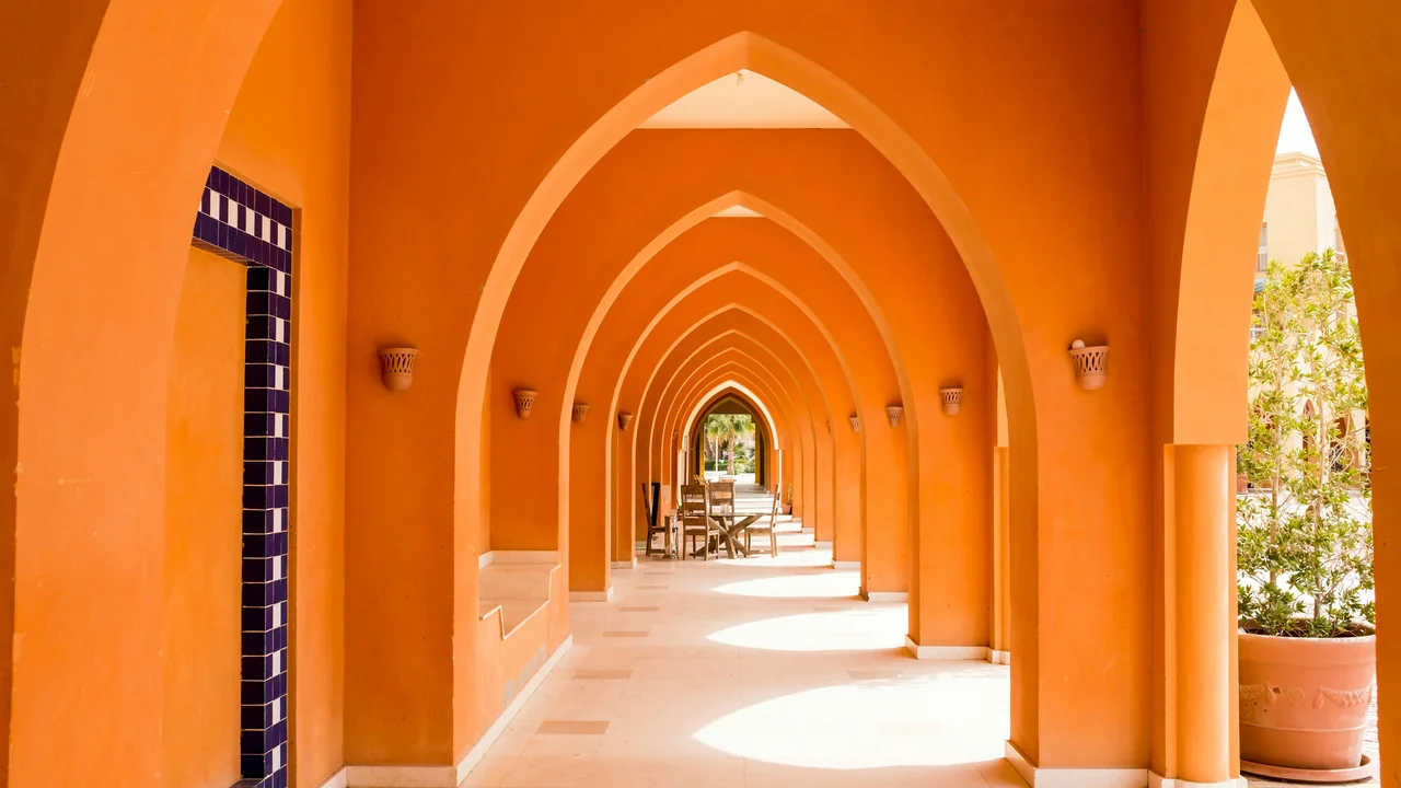 Bogengang mit orangefarbenen Wänden in El Gouna