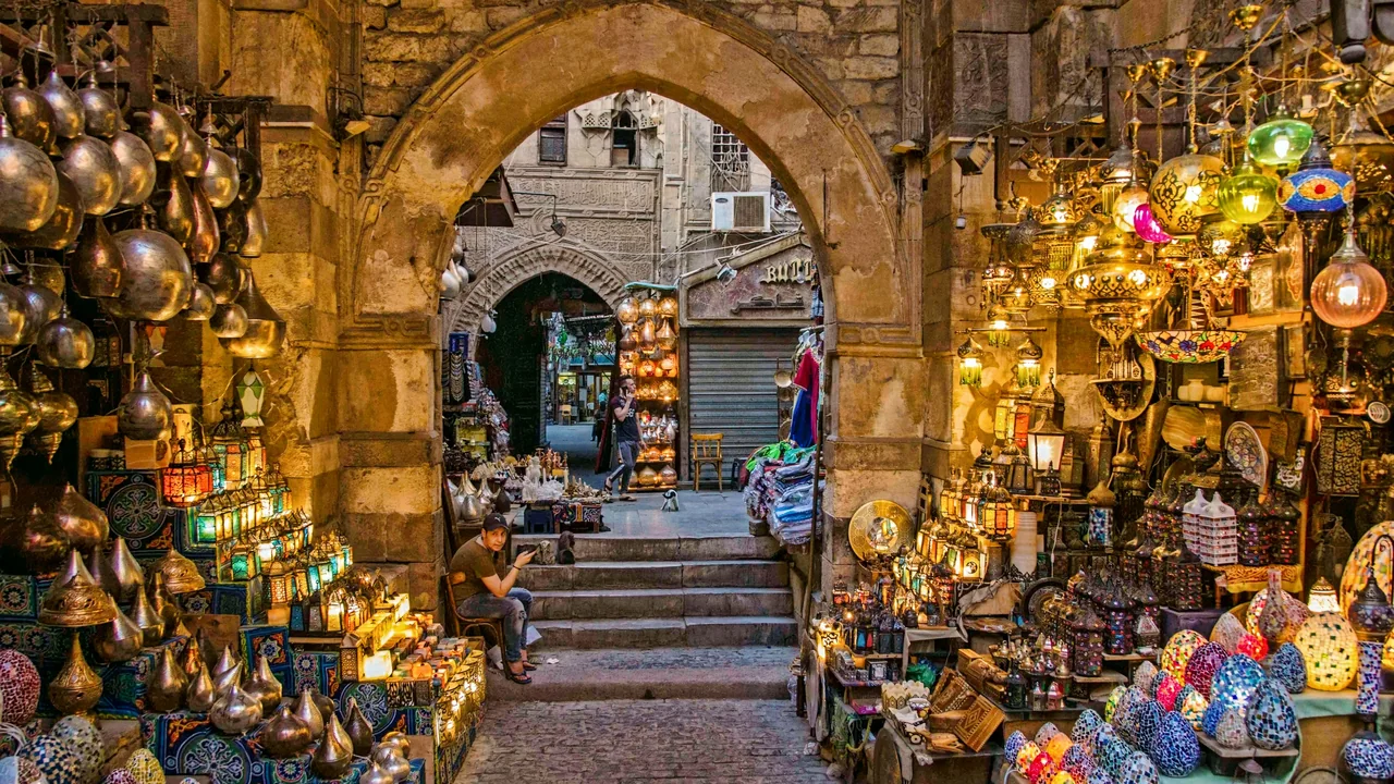 Gasse im Basar Khan el-Khalili in Kairo mit Laternen und Waren