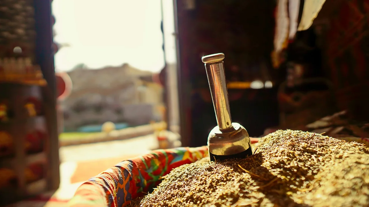 Flasche mit Sandbild auf einem Felsen bei Marsa Alam