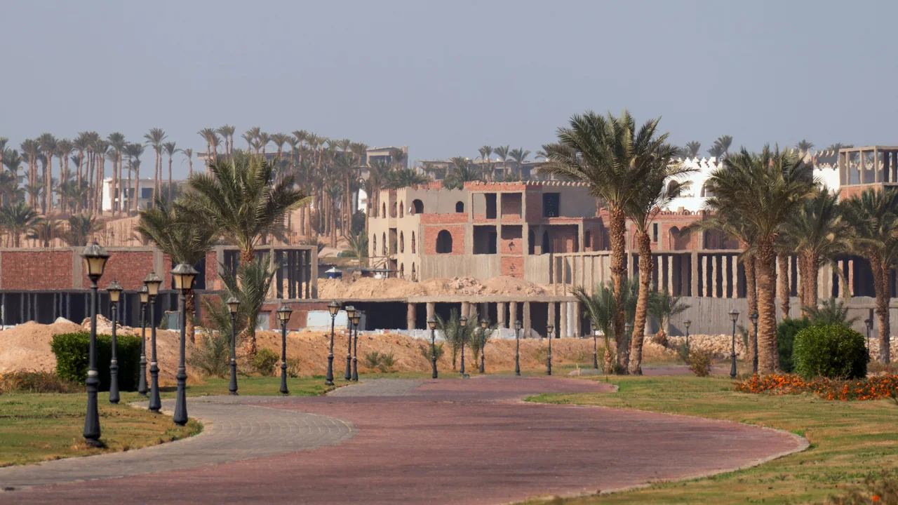 Straße mit Palmen in Hurghada