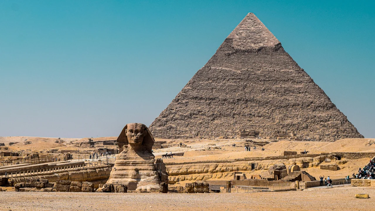 Chephren-Pyramide und Sphinx in Gizeh bei klarem Himmel