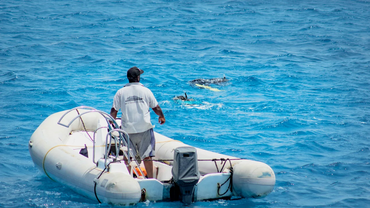 Schlauchboot auf tiefblauem Wasser bei Marsa Alam