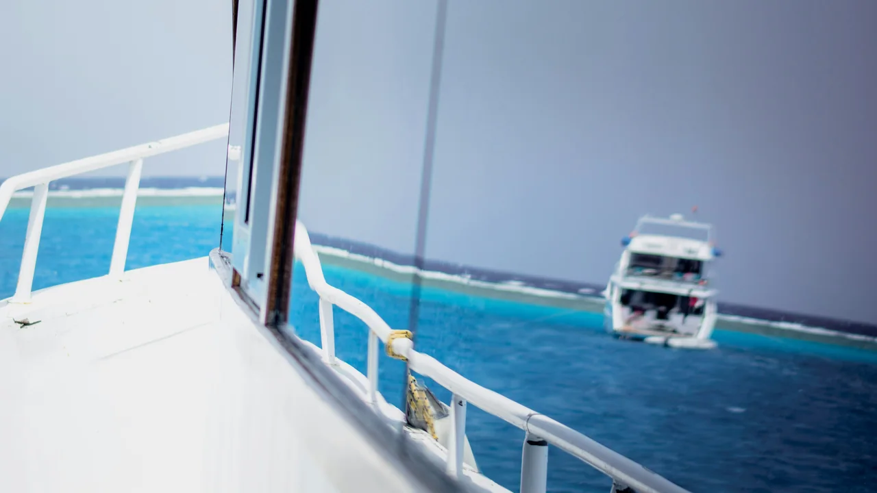 Ausflugsboot auf dem Roten Meer bei Marsa Alam