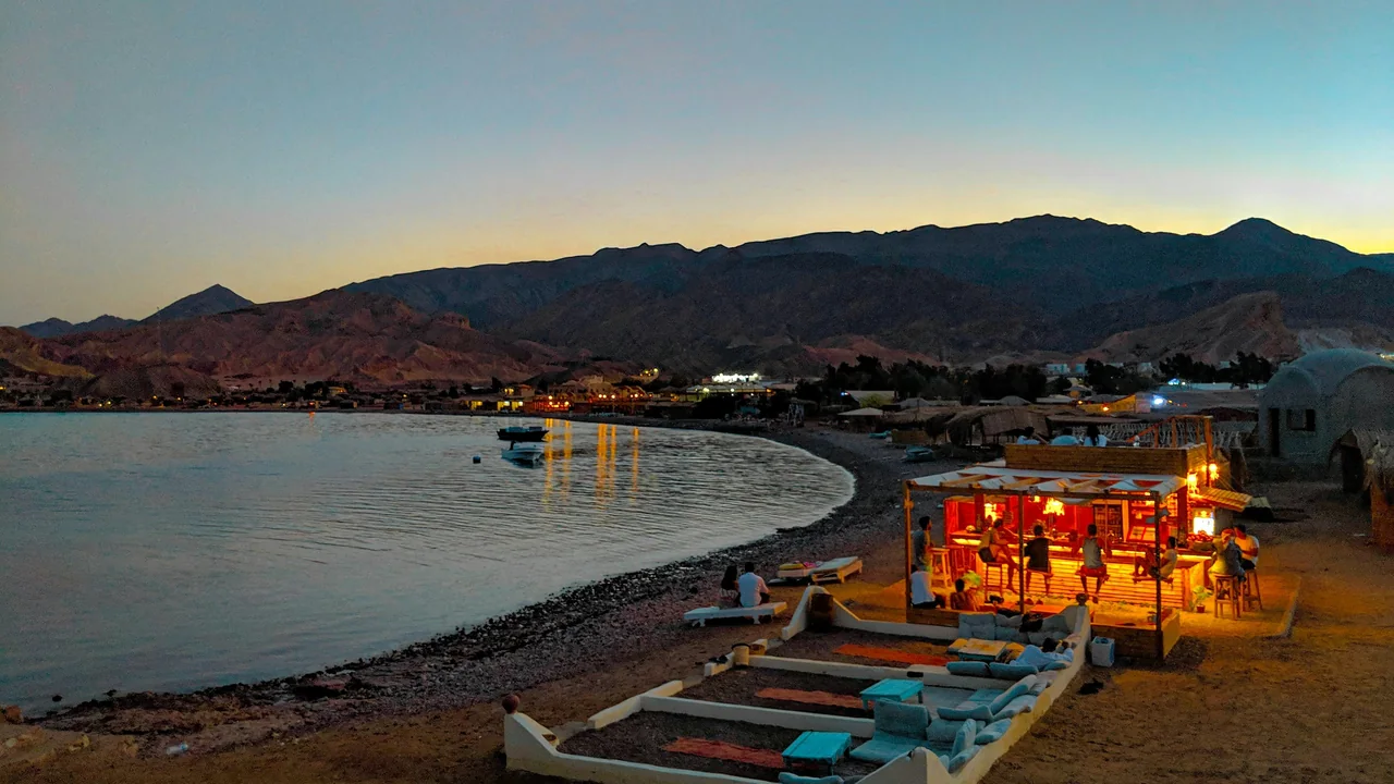 Bucht bei Nuweiba am Abend mit Booten und Bergen